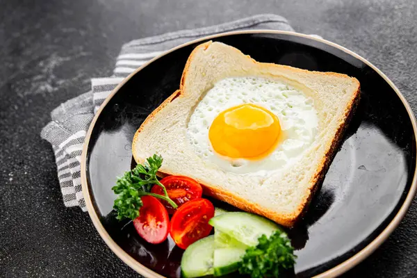 Kavrulmuş gazhane yumurtaları sepette lezzetli atıştırmalıklar bir kase lezzetli gurme yemek arka planında masa rustik gıda üst görünümde fotokopi alanı