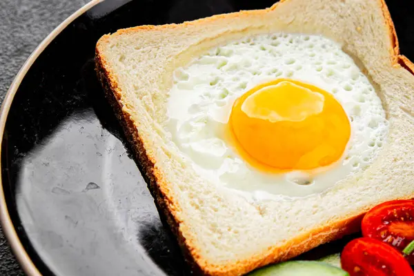 Kavrulmuş gazhane yumurtaları sepette lezzetli atıştırmalıklar bir kase lezzetli gurme yemek arka planında masa rustik gıda üst görünümde fotokopi alanı