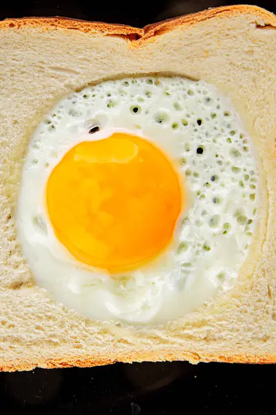 Kavrulmuş gazhane yumurtaları sepette lezzetli atıştırmalıklar bir kase lezzetli gurme yemek arka planında masa rustik gıda üst görünümde fotokopi alanı