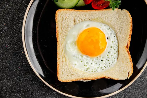 Kavrulmuş gazhane yumurtaları sepette lezzetli atıştırmalıklar bir kase lezzetli gurme yemek arka planında masa rustik gıda üst görünümde fotokopi alanı