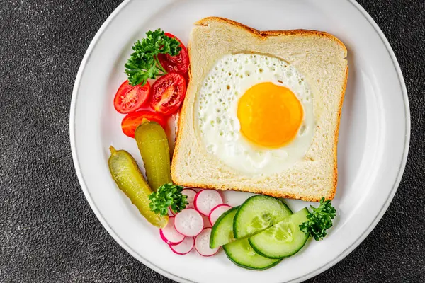 Kavrulmuş gazhane yumurtaları sepette lezzetli atıştırmalıklar bir kase lezzetli gurme yemek arka planında masa rustik gıda üst görünümde fotokopi alanı