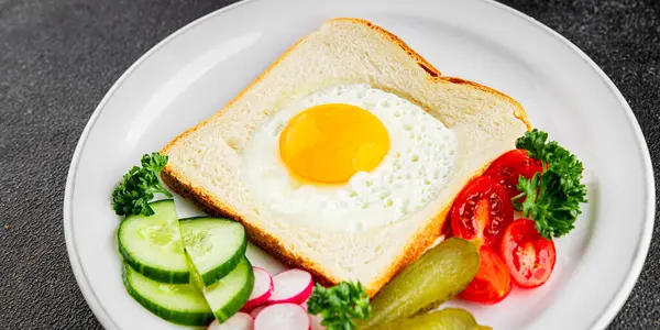 Kavrulmuş gazhane yumurtaları sepette lezzetli atıştırmalıklar bir kase lezzetli gurme yemek arka planında masa rustik gıda üst görünümde fotokopi alanı