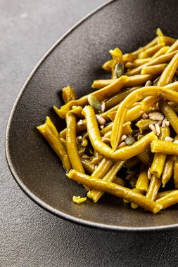 Yeşil fasulye konservesi yeşil çalı fasulyesi taze lezzetli gurme yemek arka planı masaya rustik gıda fotokopi alanı keto ve paleo diyet vegan ve vejetaryen gıda