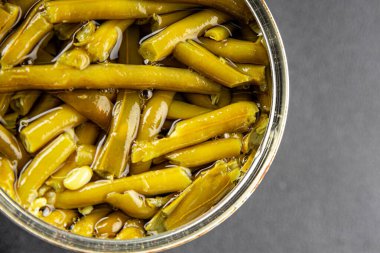 Yeşil fasulye konservesi yeşil çalı fasulyesi taze lezzetli gurme yemek arka planı masaya rustik gıda fotokopi alanı keto ve paleo diyet vegan ve vejetaryen gıda