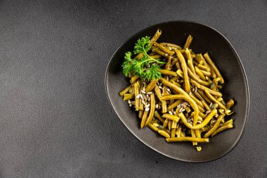 Yeşil fasulye konservesi yeşil çalı fasulyesi taze lezzetli gurme yemek arka planı masaya rustik gıda fotokopi alanı keto ve paleo diyet vegan ve vejetaryen gıda