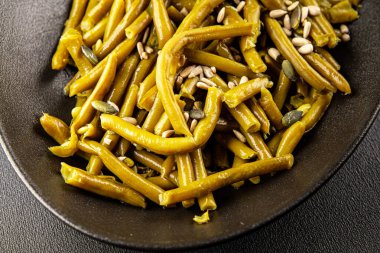 Yeşil fasulye konservesi yeşil çalı fasulyesi taze lezzetli gurme yemek arka planı masaya rustik gıda fotokopi alanı keto ve paleo diyet vegan ve vejetaryen gıda