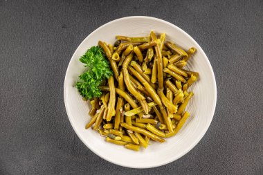 Yeşil fasulye konservesi yeşil çalı fasulyesi taze lezzetli gurme yemek arka planı masaya rustik gıda fotokopi alanı keto ve paleo diyet vegan ve vejetaryen gıda