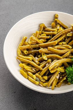 Yeşil fasulye konservesi yeşil çalı fasulyesi taze lezzetli gurme yemek arka planı masaya rustik gıda fotokopi alanı keto ve paleo diyet vegan ve vejetaryen gıda