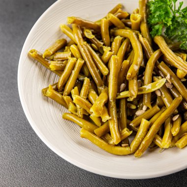 Yeşil fasulye konservesi yeşil çalı fasulyesi taze lezzetli gurme yemek arka planı masaya rustik gıda fotokopi alanı keto ve paleo diyet vegan ve vejetaryen gıda