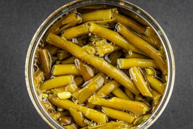 Yeşil fasulye konservesi yeşil çalı fasulyesi taze lezzetli gurme yemek arka planı masaya rustik gıda fotokopi alanı keto ve paleo diyet vegan ve vejetaryen gıda