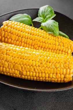 Mısır koçanı yiyeceği, abur cubur, sebze, lezzetli gurme yemek arkaplanı, kırsal yiyecekler, fotokopi alanı.