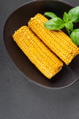 Mısır koçanı yiyeceği, abur cubur, sebze, lezzetli gurme yemek arkaplanı, kırsal yiyecekler, fotokopi alanı.