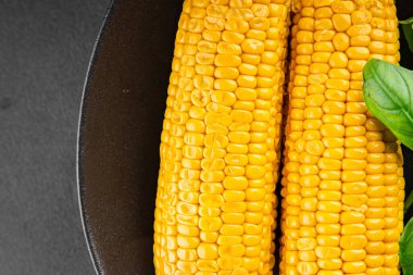 Mısır koçanı yiyeceği, abur cubur, sebze, lezzetli gurme yemek arkaplanı, kırsal yiyecekler, fotokopi alanı.