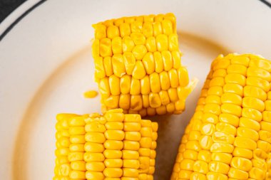 Mısır koçanı yiyeceği, abur cubur, sebze, lezzetli gurme yemek arkaplanı, kırsal yiyecekler, fotokopi alanı.