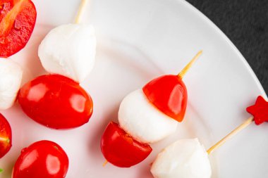 Caprese salatası kanape domates ve mozzarella, fesleğen iştah açıcı sebze taze gurme yemek arkaplanı masa rustik gıda üst görünümü fotokopi alanı