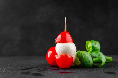 Caprese salatası kanape domates ve mozzarella, fesleğen iştah açıcı sebze taze gurme yemek arkaplanı masa rustik gıda üst görünümü fotokopi alanı