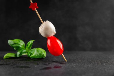 Caprese salatası kanape domates ve mozzarella, fesleğen iştah açıcı sebze taze gurme yemek arkaplanı masa rustik gıda üst görünümü fotokopi alanı
