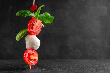 Caprese salatası kanape domates ve mozzarella, fesleğen iştah açıcı sebze taze gurme yemek arkaplanı masa rustik gıda üst görünümü fotokopi alanı