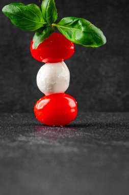 Caprese salatası kanape domates ve mozzarella, fesleğen iştah açıcı sebze taze gurme yemek arkaplanı masa rustik gıda üst görünümü fotokopi alanı
