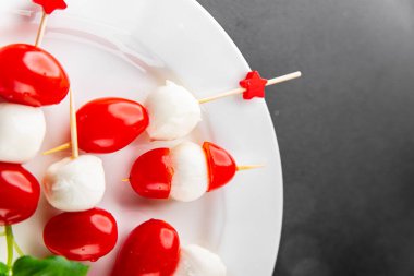 Caprese salatası kanape domates ve mozzarella, fesleğen iştah açıcı sebze taze gurme yemek arkaplanı masa rustik gıda üst görünümü fotokopi alanı