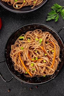 Karabuğday eriştesi soba kasesi taze Asya mutfağı masanın üstünde rustik yiyecekler, fotokopi alanı.