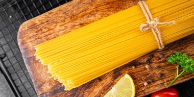 Spagetti, çiğ makarna, buğday, malzeme, taze yemek, masa, kırsal yemek, fotokopi, arka plan.