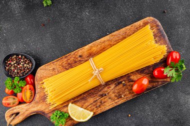 Spagetti, çiğ makarna, buğday, malzeme, taze yemek, masa, kırsal yemek, fotokopi, arka plan.