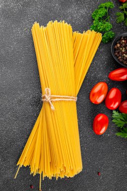 Spagetti, çiğ makarna, buğday, malzeme, taze yemek, masa, kırsal yemek, fotokopi, arka plan.