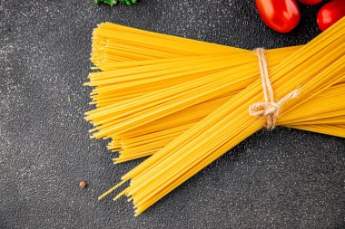 Spagetti, çiğ makarna, buğday, malzeme, taze yemek, masa, kırsal yemek, fotokopi, arka plan.