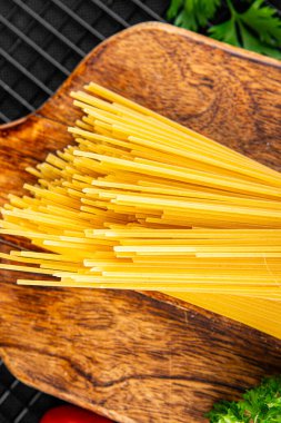 Spagetti, çiğ makarna, buğday, malzeme, taze yemek, masa, kırsal yemek, fotokopi, arka plan.