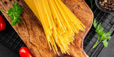 Spagetti, çiğ makarna, buğday, malzeme, taze yemek, masa, kırsal yemek, fotokopi, arka plan.
