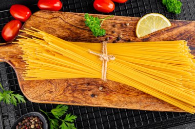 Spagetti, çiğ makarna, buğday, malzeme, taze yemek, masa, kırsal yemek, fotokopi, arka plan.