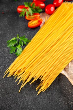 Spagetti, çiğ makarna, buğday, malzeme, taze yemek, masa, kırsal yemek, fotokopi, arka plan.