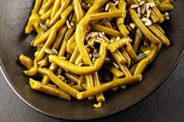 Yeşil fasulye konservesi yeşil çalı fasulyesi taze lezzetli gurme yemek arka planı masaya rustik gıda fotokopi alanı keto ve paleo diyet vegan ve vejetaryen gıda