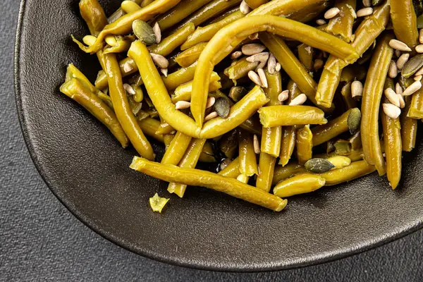 Yeşil fasulye konservesi yeşil çalı fasulyesi taze lezzetli gurme yemek arka planı masaya rustik gıda fotokopi alanı keto ve paleo diyet vegan ve vejetaryen gıda