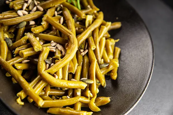 Yeşil fasulye konservesi yeşil çalı fasulyesi taze lezzetli gurme yemek arka planı masaya rustik gıda fotokopi alanı keto ve paleo diyet vegan ve vejetaryen gıda