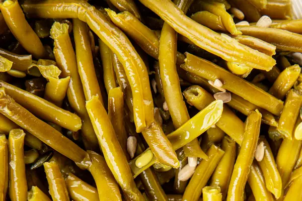 Yeşil fasulye konservesi yeşil çalı fasulyesi taze lezzetli gurme yemek arka planı masaya rustik gıda fotokopi alanı keto ve paleo diyet vegan ve vejetaryen gıda