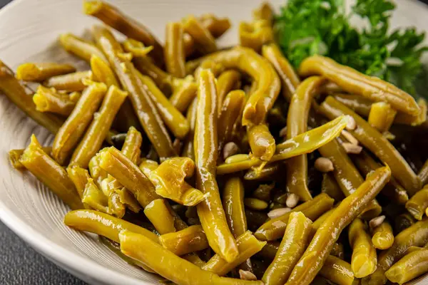 Yeşil fasulye konservesi yeşil çalı fasulyesi taze lezzetli gurme yemek arka planı masaya rustik gıda fotokopi alanı keto ve paleo diyet vegan ve vejetaryen gıda