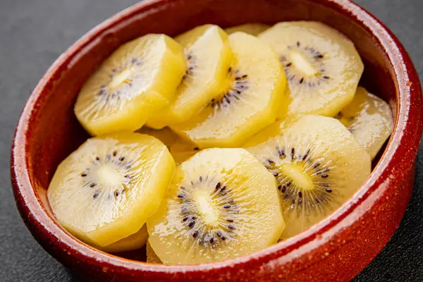 Kivi sarısı lezzetli meyveler lezzetli lezzetli gurme yemek geçmişi masa rustik yemekler fotokopi alanı keto ve paleo diyet vegan ve vejetaryen yemekleri