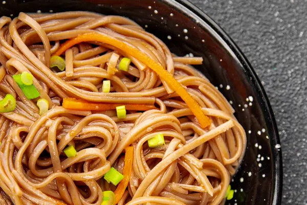 Karabuğday eriştesi soba kasesi taze Asya mutfağı masanın üstünde rustik yiyecekler, fotokopi alanı.