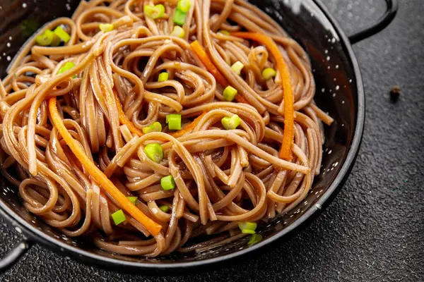 Karabuğday eriştesi soba kasesi taze Asya mutfağı masanın üstünde rustik yiyecekler, fotokopi alanı.