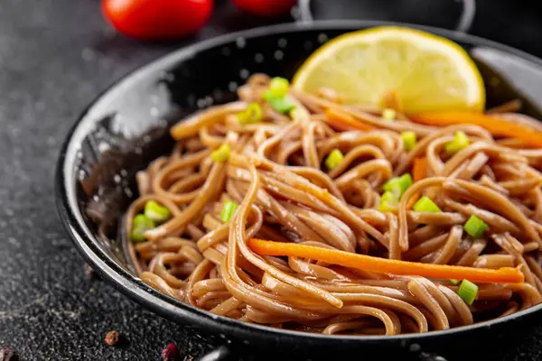 Karabuğday eriştesi soba kasesi taze Asya mutfağı masanın üstünde rustik yiyecekler, fotokopi alanı.