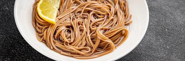 Karabuğday eriştesi soba kasesi taze Asya mutfağı masanın üstünde rustik yiyecekler, fotokopi alanı.