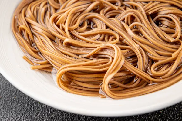 Karabuğday eriştesi soba kasesi taze Asya mutfağı masanın üstünde rustik yiyecekler, fotokopi alanı.