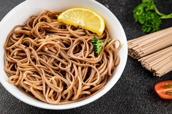 Karabuğday eriştesi soba kasesi taze Asya mutfağı masanın üstünde rustik yiyecekler, fotokopi alanı.