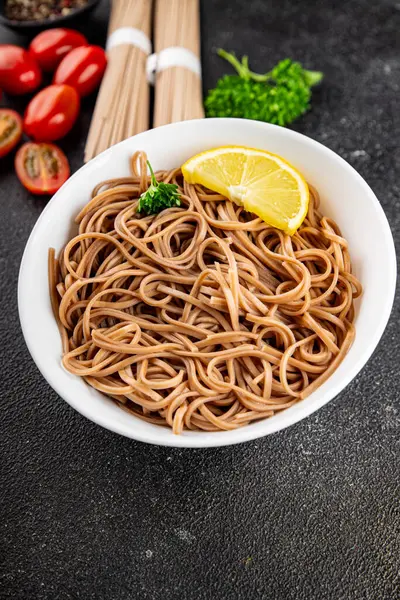 Karabuğday eriştesi soba kasesi taze Asya mutfağı masanın üstünde rustik yiyecekler, fotokopi alanı.