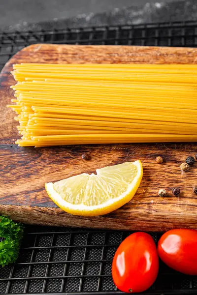 Spagetti, çiğ makarna, buğday, malzeme, taze yemek, masa, kırsal yemek, fotokopi, arka plan.
