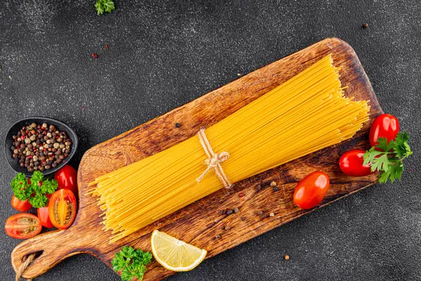 Spagetti, çiğ makarna, buğday, malzeme, taze yemek, masa, kırsal yemek, fotokopi, arka plan.
