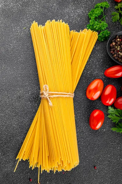 Spagetti, çiğ makarna, buğday, malzeme, taze yemek, masa, kırsal yemek, fotokopi, arka plan.