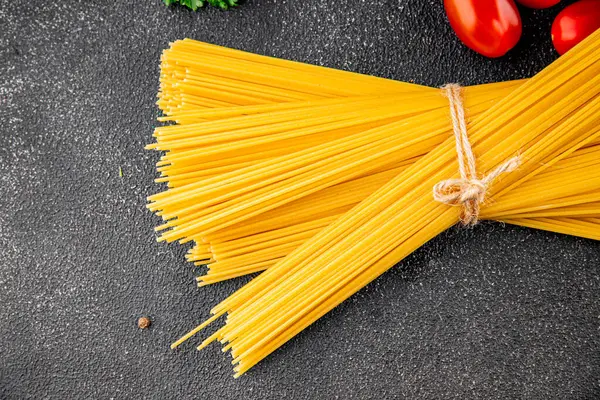 Spagetti, çiğ makarna, buğday, malzeme, taze yemek, masa, kırsal yemek, fotokopi, arka plan.